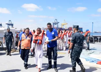 Navy rescues 31 migrants from stranded vessel