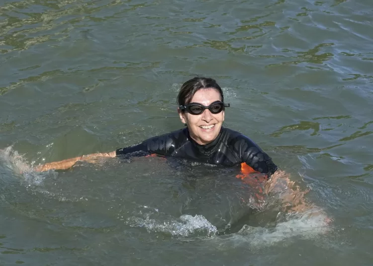 Paris mayor dips into the Seine River to showcase its improved cleanliness before Olympic events 1 - Egyptian Gazette