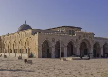 Israeli settlers storm into Aqsa Mosque