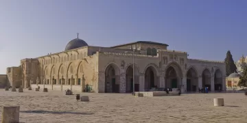 Israeli settlers storm into Aqsa Mosque