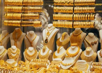 Gold stabilises locally as global bullion price eases