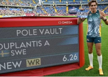 Mondo breaks pole vault world record