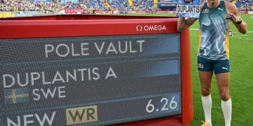 Mondo breaks pole vault world record