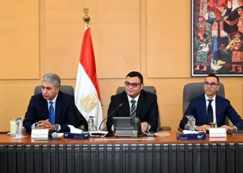 Tourism minister discusses with investors means to develop travel sector