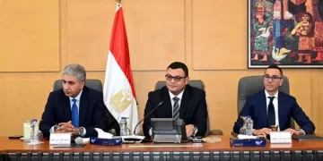 Tourism minister discusses with investors means to develop travel sector