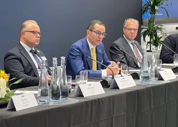 Investment min. participates in roundtable in London