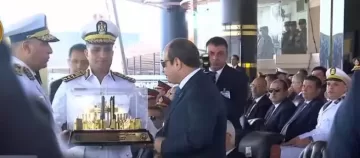 Police Academy chief presents souvenir to President Sisi