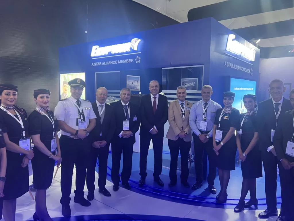 Minister tours pavilions of civil aviation at EIAS 3 - Egyptian Gazette