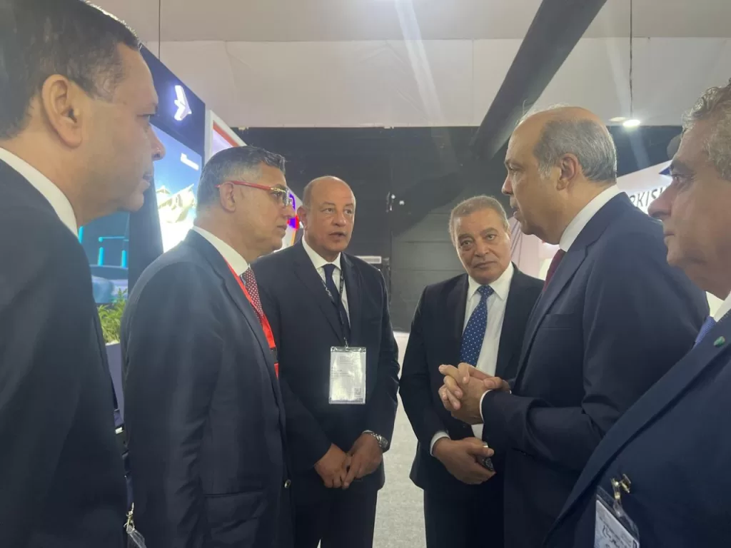 Minister tours pavilions of civil aviation at EIAS 5 - Egyptian Gazette