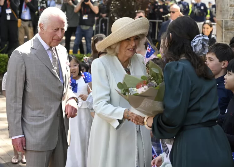 Children greet King Charles III and Queen Camilla outside a Sydney church 1 - Egyptian Gazette