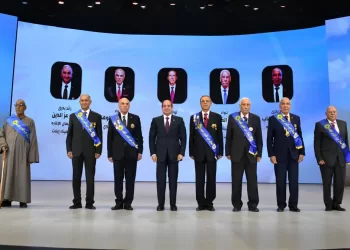 President Sisi poses for photo op with 7 heroes of October War