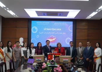 Egypt gifts Vietnamese university with books, publications in Arabic