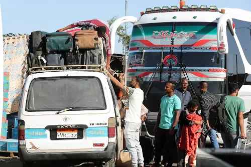Egypt works on stopping war in Sudan – Sudanese min. 1 - Egyptian Gazette A file photo shows people who fled the fighting in Sudan arrive at Wadi Karkar bus station in Aswan, Egypt, on May 3, 2023.