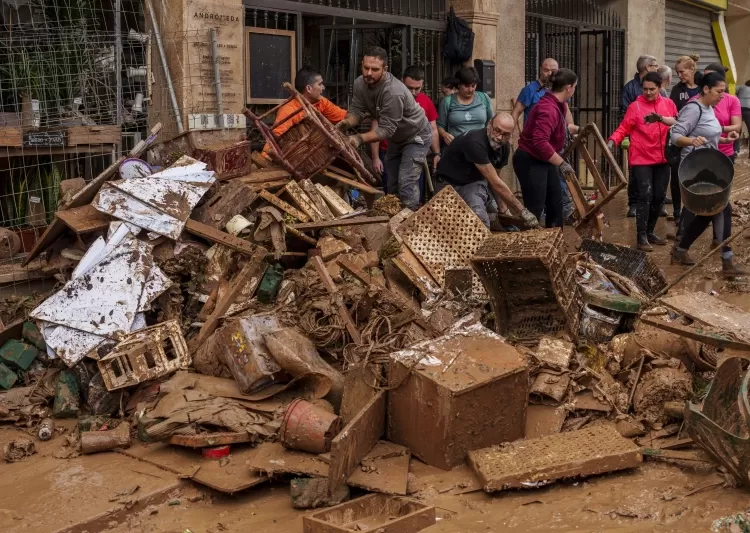 Crashing waves in a hilltop village, a night of terror from Spain’s floods 1 - Egyptian Gazette