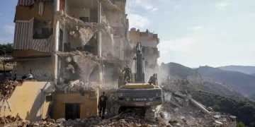Rescuers pull 30 bodies from a building in central Lebanon hit in an Israeli strike 1 - Egyptian Gazette Rescuers pull 30 bodies from a building in central Lebanon hit in an Israeli strike