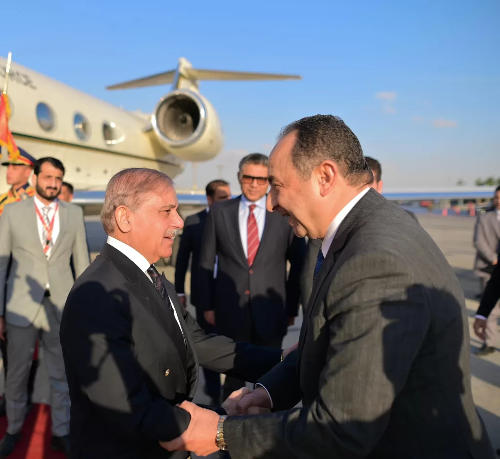 Pakistan PM arrives in Cairo for D-8 Summit 4 - Egyptian Gazette Pakistan PM arrives in Cairo for D-8 Summit 3 - Egyptian Gazette