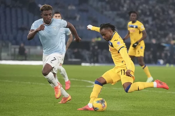 Atalanta stays top of Serie A 1 - Egyptian Gazette Atalanta's Ademola Lookman (R) duels for the ball with Lazio's Fisayo Dele-Bashiru during a Serie A match in Rome.