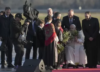 Pope Francis arrives on 1st papal visit to Corsica, with focus on regional crisis, popular piety