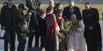 Pope Francis arrives on 1st papal visit to Corsica, with focus on regional crisis, popular piety