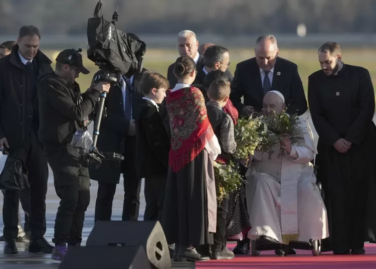 Pope Francis arrives on 1st papal visit to Corsica, with focus on regional crisis, popular piety 2 - Egyptian Gazette Pope Francis arrives on 1st papal visit to Corsica, with focus on regional crisis, popular piety 1 - Egyptian Gazette