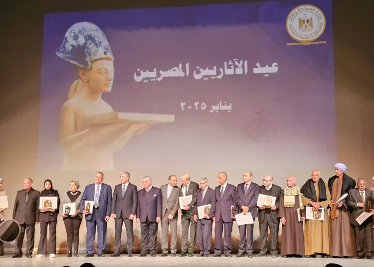 Egypt celebrates Archaeologists’ Day with record tourism triumphs 1 - Egyptian Gazette The honorees are posing for a group photo with Minister Sherif Fathy and prominent archaeologists.
