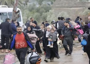 Thousands of displaced Palestinians begin returning to northern Gaza on foot
