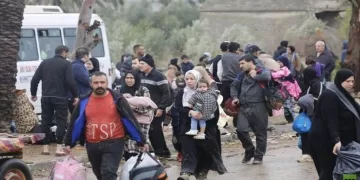 Thousands of displaced Palestinians begin returning to northern Gaza on foot