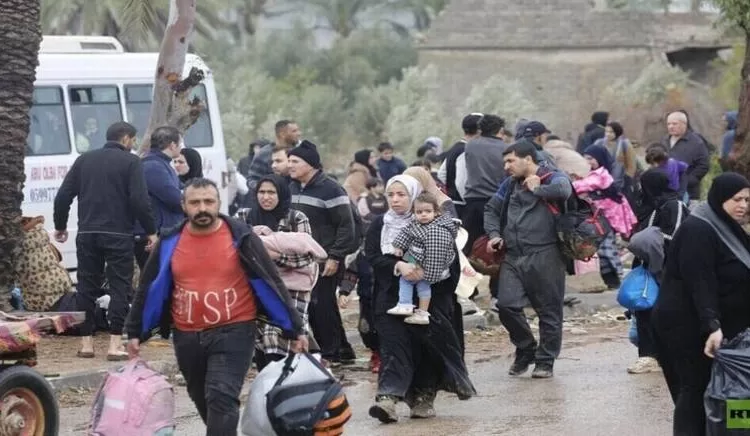 Thousands of displaced Palestinians begin returning to northern Gaza on foot 2 - Egyptian Gazette Thousands of displaced Palestinians begin returning to northern Gaza on foot 1 - Egyptian Gazette