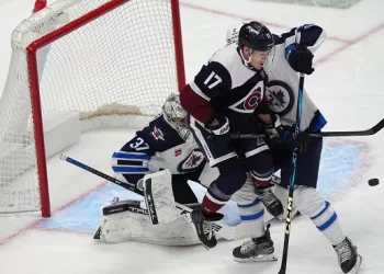 Predators stun Sharks 6-5