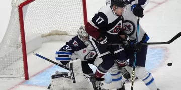 Predators stun Sharks 6-5