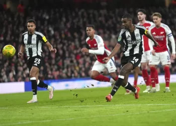 Isak strikes again as Newcastle beats Arsenal 2-0 in League Cup semifinal 1st leg