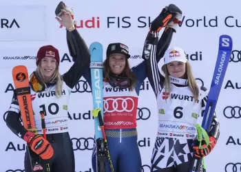 Sara dominates Gora giant slalom