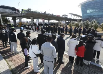 S.Korea air crash investigators extract black box data as grieving families mourn the victims