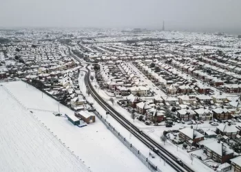 Heavy snow brings widespread disruption across the UK and Germany