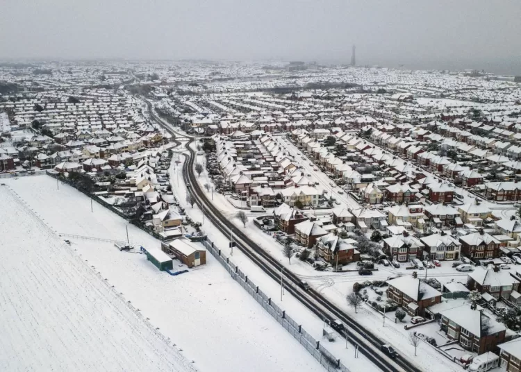 Heavy snow brings widespread disruption across the UK and Germany 2 - Egyptian Gazette Heavy snow brings widespread disruption across the UK and Germany 1 - Egyptian Gazette