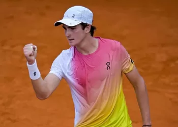 Alcaraz beats Cilic to advance in Doha