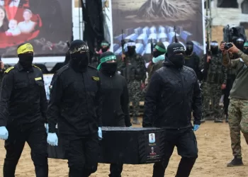 Hamas returns black coffins with remains of Israeli family