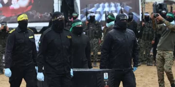 Hamas returns black coffins with remains of Israeli family