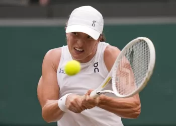 Swiatek reaches Miami last 16