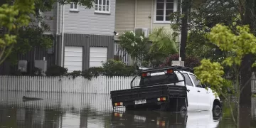 Floodwaters still threaten parts of Australia’s east coast as tropical storm cleanup begins 1 - Egyptian Gazette Floodwaters still threaten parts of Australia’s east coast as tropical storm cleanup begins