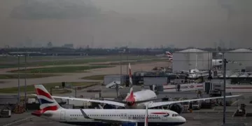 Huge fire closes UK’s Heathrow Airport