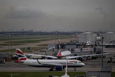 Huge fire closes UK's Heathrow Airport 2 - Egyptian Gazette Huge fire closes UK's Heathrow Airport 1 - Egyptian Gazette