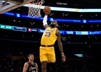 LeBron James becomes 1st NBA player to hit 50,000 career points, extends record lead