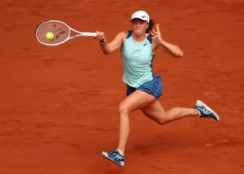 Swiatek eases past Zheng in Indian Wells