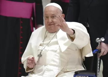 Pope’s first public appearance before hospital discharge, return to Vatican