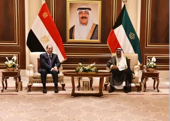 Emir Mashaal welcomes Egyptian leader upon arrival in Kuwait