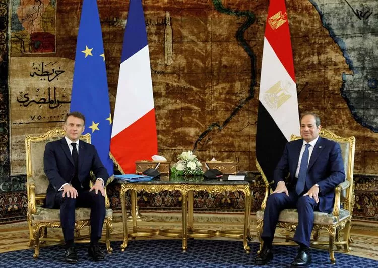 Egypt'S President Abdel Fattah E Sisi (R) receives French President Emmanuel Macron at the Presidential Palace in Cairo.