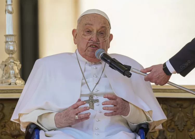 Pope appears in St. Peter’s Square, after his release from hospital 2 - Egyptian Gazette Pope appears in St. Peter’s Square, after his release from hospital 1 - Egyptian Gazette