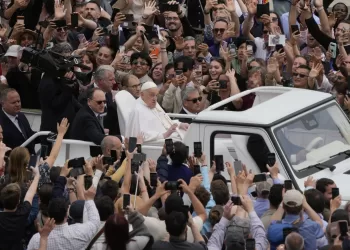 Pope Francis emerges from convalescence on Easter