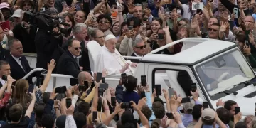 Pope Francis emerges from convalescence on Easter